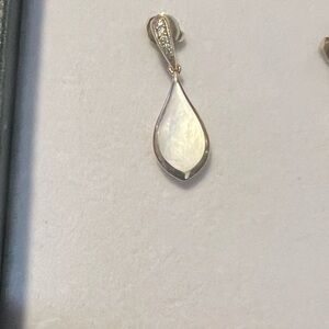 Kabana MOTHER OF PEARL
DIAMOND INLAY EARRING